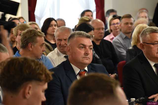 [FOTO] Oficjalna zmiana władzy w Strzegomiu. Nowy burmistrz i radni złożyli ślubowania, wybrano przewodniczącego Rady Miejskiej