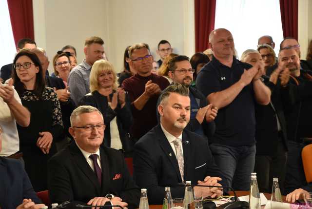 [FOTO] Oficjalna zmiana władzy w Strzegomiu. Nowy burmistrz i radni złożyli ślubowania, wybrano przewodniczącego Rady Miejskiej