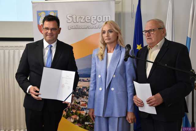 [FOTO] Oficjalna zmiana władzy w Strzegomiu. Nowy burmistrz i radni złożyli ślubowania, wybrano przewodniczącego Rady Miejskiej