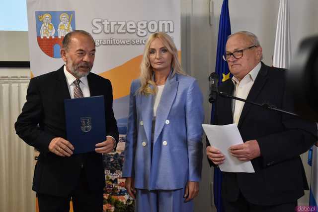 [FOTO] Oficjalna zmiana władzy w Strzegomiu. Nowy burmistrz i radni złożyli ślubowania, wybrano przewodniczącego Rady Miejskiej