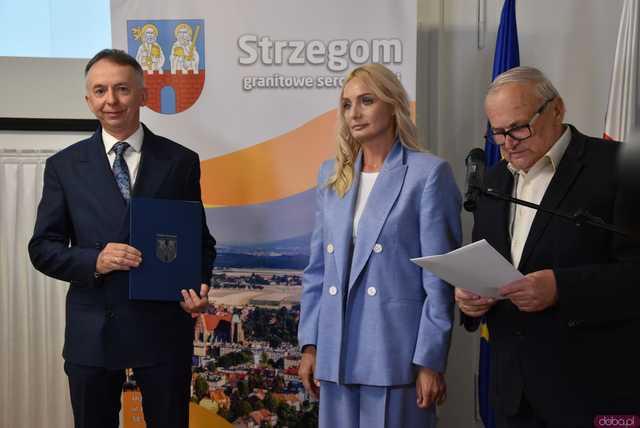 [FOTO] Oficjalna zmiana władzy w Strzegomiu. Nowy burmistrz i radni złożyli ślubowania, wybrano przewodniczącego Rady Miejskiej