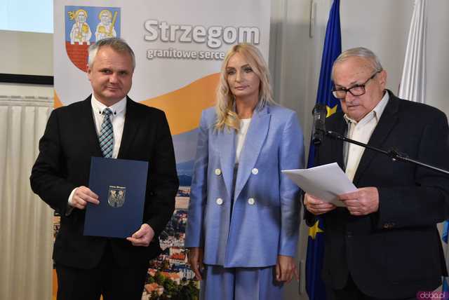 [FOTO] Oficjalna zmiana władzy w Strzegomiu. Nowy burmistrz i radni złożyli ślubowania, wybrano przewodniczącego Rady Miejskiej