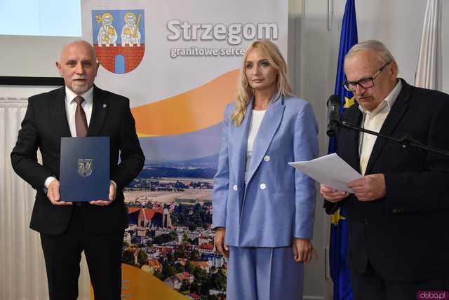 [FOTO] Oficjalna zmiana władzy w Strzegomiu. Nowy burmistrz i radni złożyli ślubowania, wybrano przewodniczącego Rady Miejskiej