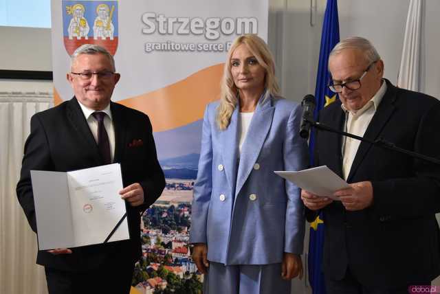 [FOTO] Oficjalna zmiana władzy w Strzegomiu. Nowy burmistrz i radni złożyli ślubowania, wybrano przewodniczącego Rady Miejskiej