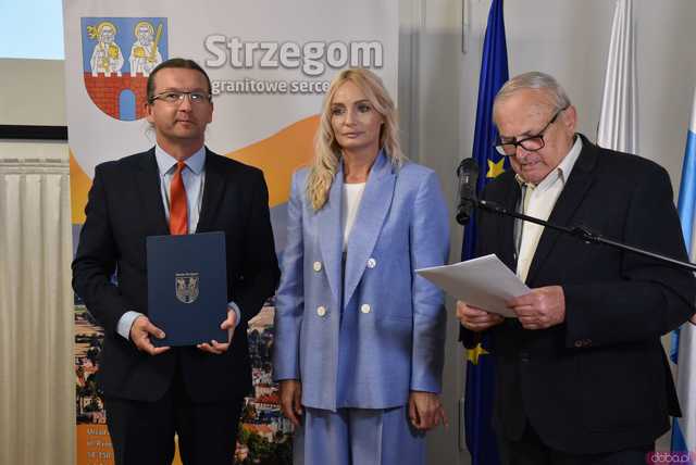 [FOTO] Oficjalna zmiana władzy w Strzegomiu. Nowy burmistrz i radni złożyli ślubowania, wybrano przewodniczącego Rady Miejskiej