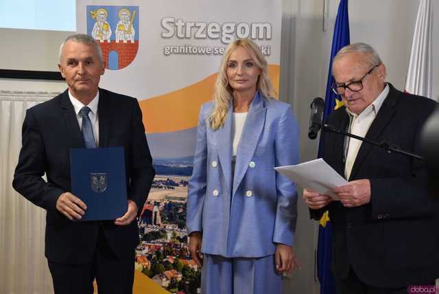 [FOTO] Oficjalna zmiana władzy w Strzegomiu. Nowy burmistrz i radni złożyli ślubowania, wybrano przewodniczącego Rady Miejskiej