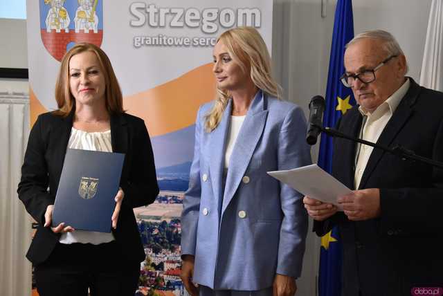[FOTO] Oficjalna zmiana władzy w Strzegomiu. Nowy burmistrz i radni złożyli ślubowania, wybrano przewodniczącego Rady Miejskiej