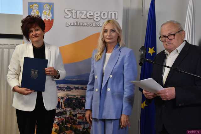 [FOTO] Oficjalna zmiana władzy w Strzegomiu. Nowy burmistrz i radni złożyli ślubowania, wybrano przewodniczącego Rady Miejskiej