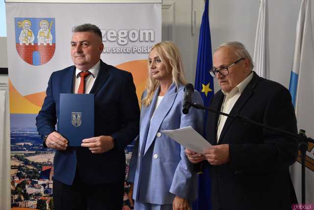 [FOTO] Oficjalna zmiana władzy w Strzegomiu. Nowy burmistrz i radni złożyli ślubowania, wybrano przewodniczącego Rady Miejskiej