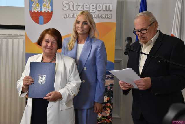 [FOTO] Oficjalna zmiana władzy w Strzegomiu. Nowy burmistrz i radni złożyli ślubowania, wybrano przewodniczącego Rady Miejskiej