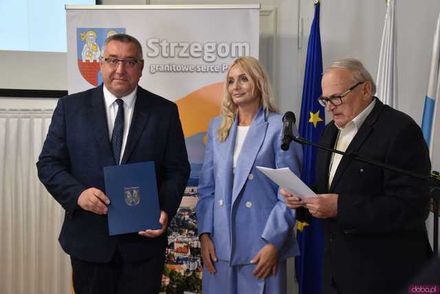[FOTO] Oficjalna zmiana władzy w Strzegomiu. Nowy burmistrz i radni złożyli ślubowania, wybrano przewodniczącego Rady Miejskiej
