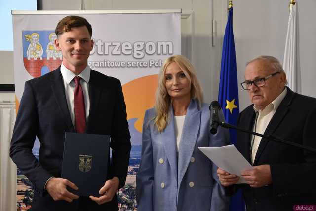 [FOTO] Oficjalna zmiana władzy w Strzegomiu. Nowy burmistrz i radni złożyli ślubowania, wybrano przewodniczącego Rady Miejskiej