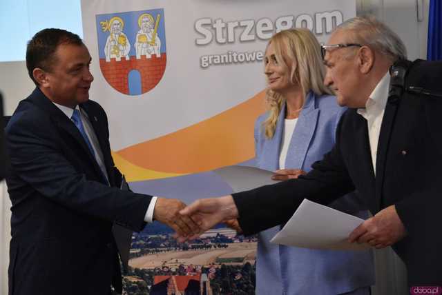[FOTO] Oficjalna zmiana władzy w Strzegomiu. Nowy burmistrz i radni złożyli ślubowania, wybrano przewodniczącego Rady Miejskiej