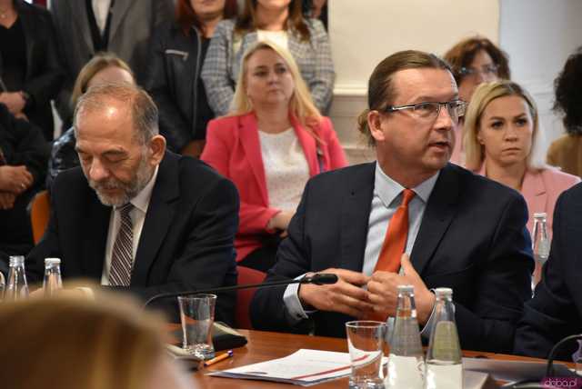 [FOTO] Oficjalna zmiana władzy w Strzegomiu. Nowy burmistrz i radni złożyli ślubowania, wybrano przewodniczącego Rady Miejskiej
