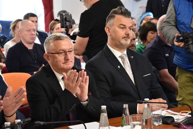 [FOTO] Oficjalna zmiana władzy w Strzegomiu. Nowy burmistrz i radni złożyli ślubowania, wybrano przewodniczącego Rady Miejskiej
