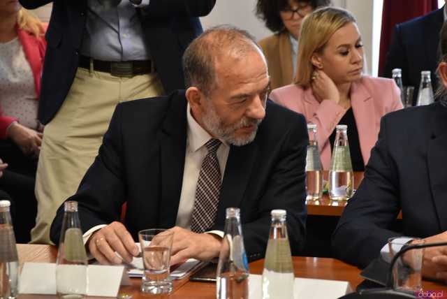 [FOTO] Oficjalna zmiana władzy w Strzegomiu. Nowy burmistrz i radni złożyli ślubowania, wybrano przewodniczącego Rady Miejskiej