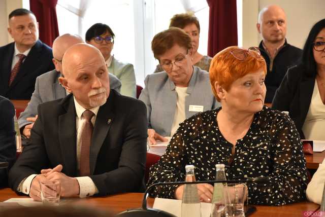[FOTO] Oficjalna zmiana władzy w Strzegomiu. Nowy burmistrz i radni złożyli ślubowania, wybrano przewodniczącego Rady Miejskiej