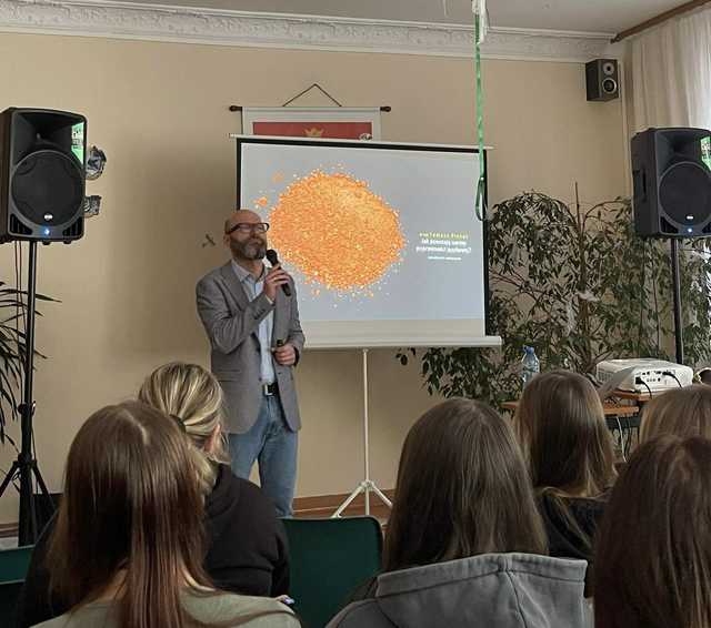 [FOTO] Świebodziccy licealiści spotkali się z profesorem Tomaszem Piekotem