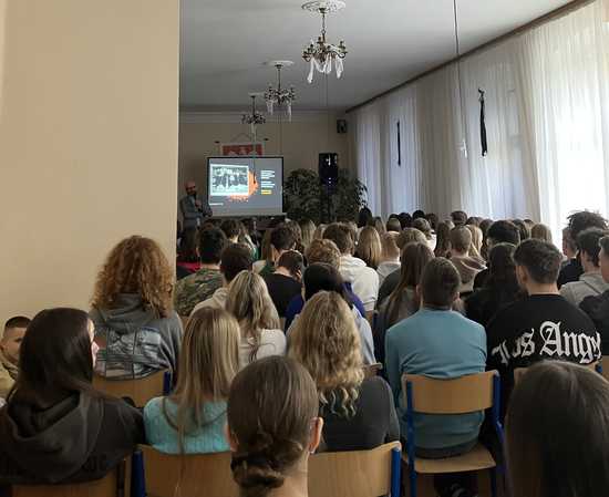[FOTO] Świebodziccy licealiści spotkali się z profesorem Tomaszem Piekotem