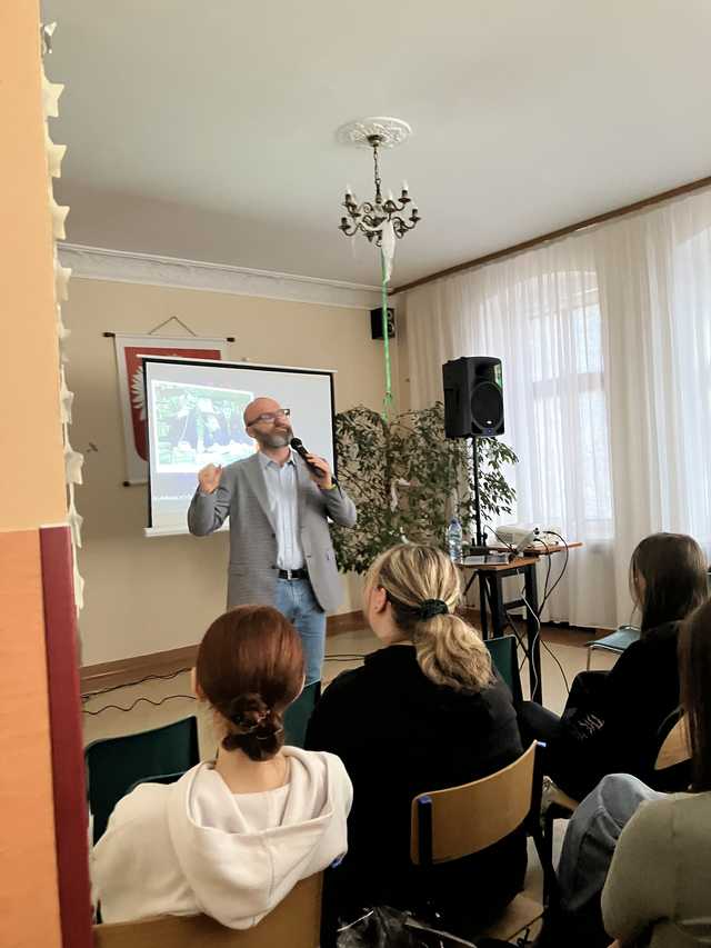 [FOTO] Świebodziccy licealiści spotkali się z profesorem Tomaszem Piekotem