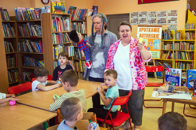 [FOTO] Dzieci spotkały się z autorami książek dla najmłodszych, Magdą i Arturem Maciak w ramach Tygodnia Bibliotek