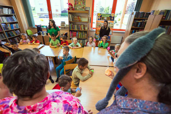 [FOTO] Dzieci spotkały się z autorami książek dla najmłodszych, Magdą i Arturem Maciak w ramach Tygodnia Bibliotek