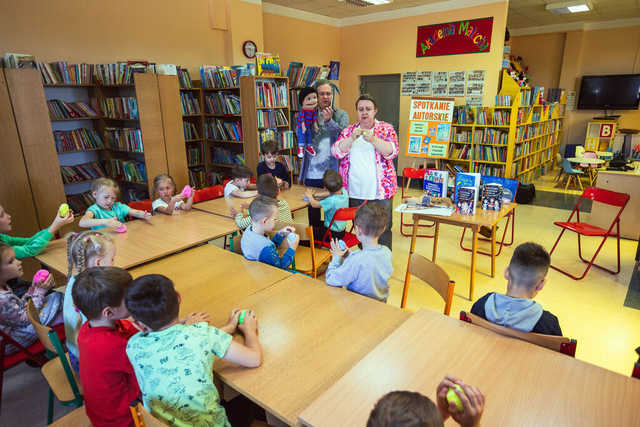 [FOTO] Dzieci spotkały się z autorami książek dla najmłodszych, Magdą i Arturem Maciak w ramach Tygodnia Bibliotek