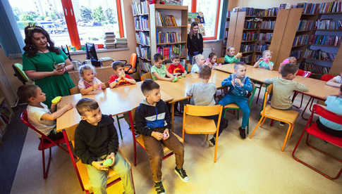 [FOTO] Dzieci spotkały się z autorami książek dla najmłodszych, Magdą i Arturem Maciak w ramach Tygodnia Bibliotek