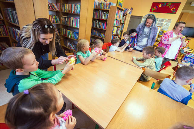 [FOTO] Dzieci spotkały się z autorami książek dla najmłodszych, Magdą i Arturem Maciak w ramach Tygodnia Bibliotek