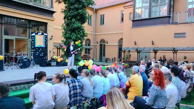 [FOTO] Młode strzegomskie talenty  zaprezentowały się na scenie CAS Karmel