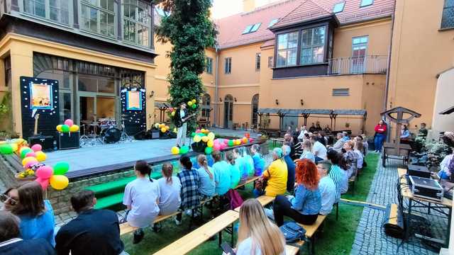 [FOTO] Młode strzegomskie talenty  zaprezentowały się na scenie CAS Karmel