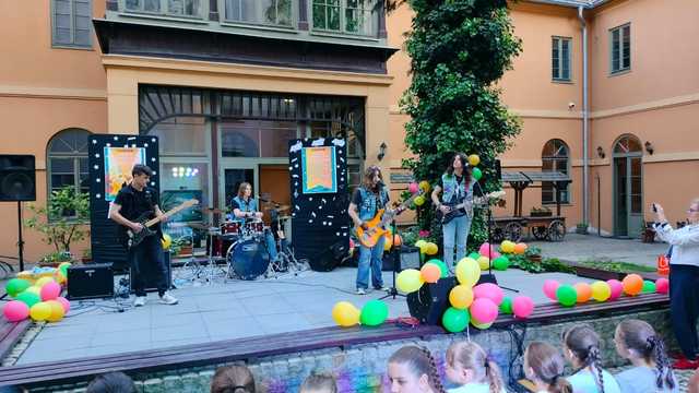 [FOTO] Młode strzegomskie talenty  zaprezentowały się na scenie CAS Karmel