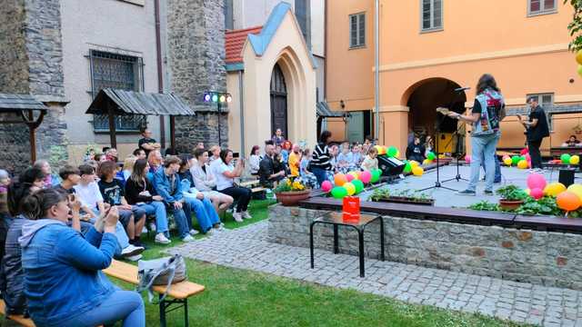[FOTO] Młode strzegomskie talenty  zaprezentowały się na scenie CAS Karmel