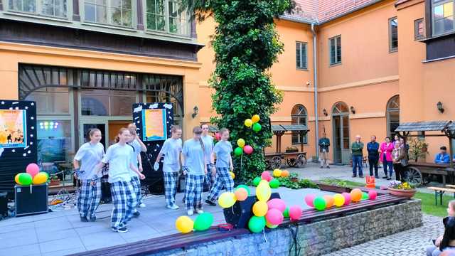 [FOTO] Młode strzegomskie talenty  zaprezentowały się na scenie CAS Karmel