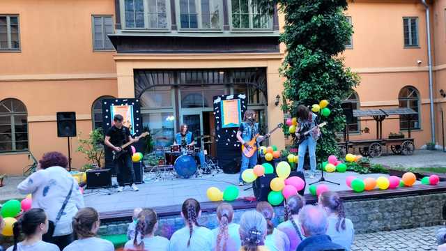 [FOTO] Młode strzegomskie talenty  zaprezentowały się na scenie CAS Karmel