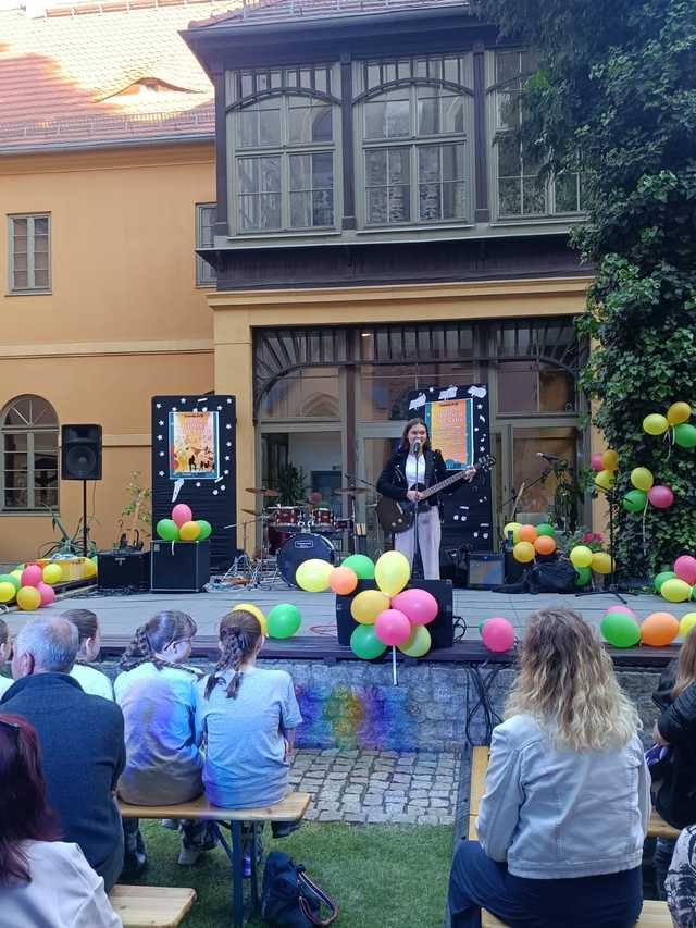 [FOTO] Młode strzegomskie talenty  zaprezentowały się na scenie CAS Karmel