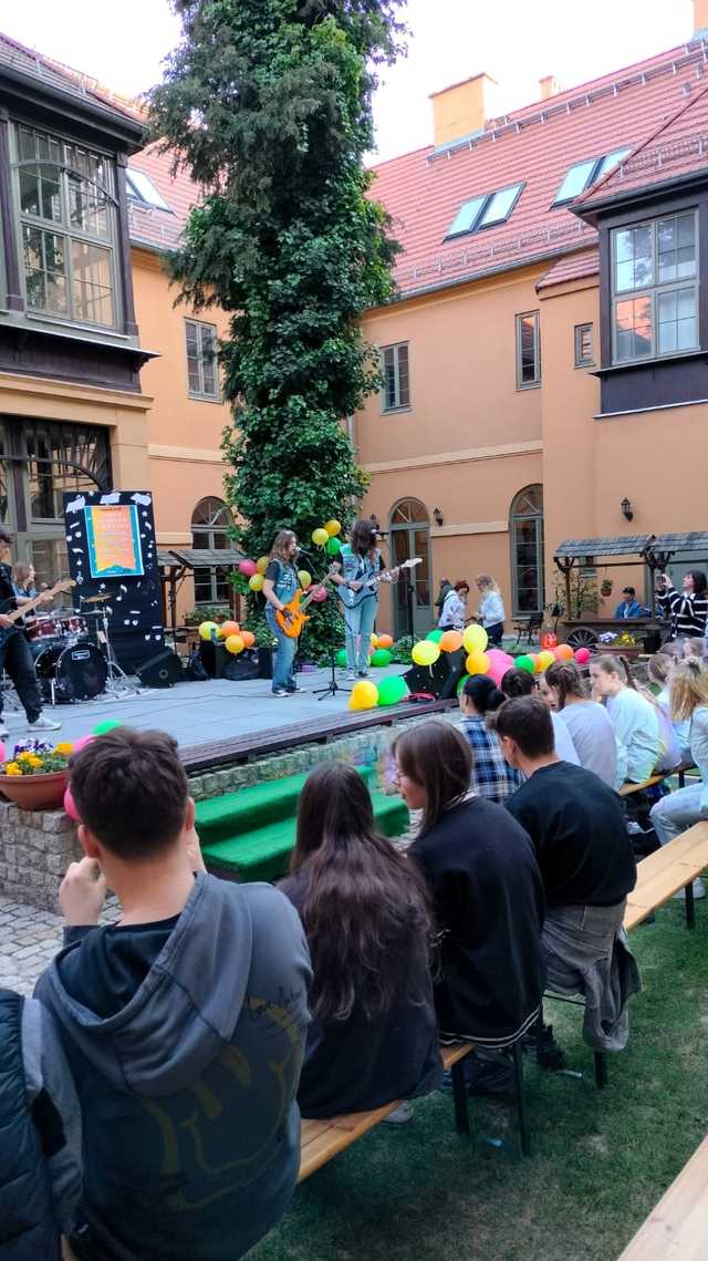 [FOTO] Młode strzegomskie talenty  zaprezentowały się na scenie CAS Karmel
