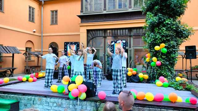 [FOTO] Młode strzegomskie talenty  zaprezentowały się na scenie CAS Karmel