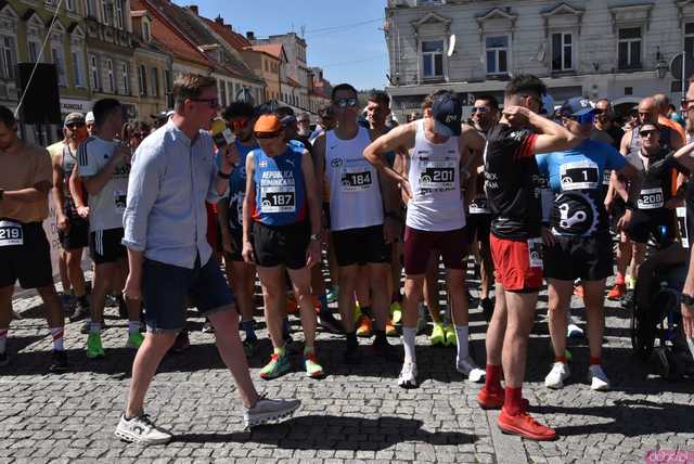 [WIDEO/FOTO/WYNIKI] Biegowe święto w Świebodzicach. Zawodnicy rywalizowali w kolejnej edycji Piątki&Dychy