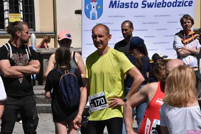 [WIDEO/FOTO/WYNIKI] Biegowe święto w Świebodzicach. Zawodnicy rywalizowali w kolejnej edycji Piątki&Dychy