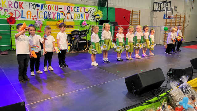 [FOTO] Mieszkańcy tłumnie wsparli rehabilitację Igorka