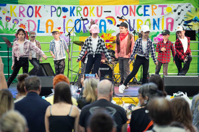 [FOTO] Mieszkańcy tłumnie wsparli rehabilitację Igorka