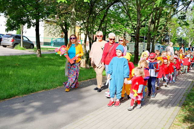 [FOTO] Żarowskie przedszkolaki świętowały z optymistycznym akcentem