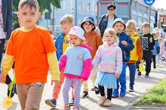 [FOTO] Żarowskie przedszkolaki świętowały z optymistycznym akcentem