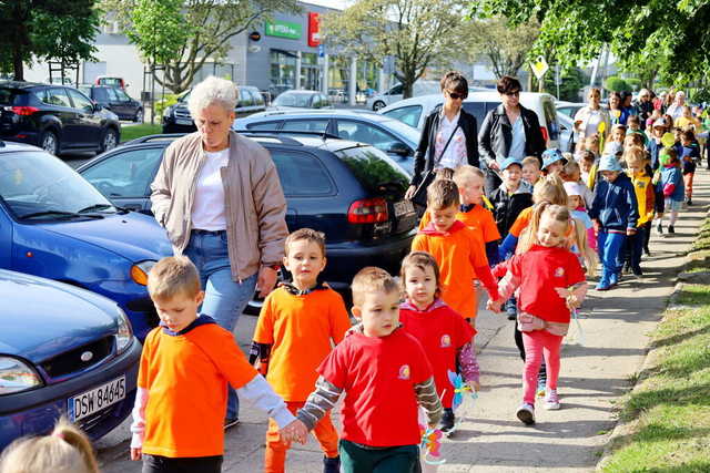 [FOTO] Żarowskie przedszkolaki świętowały z optymistycznym akcentem