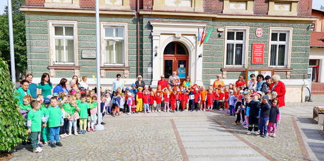 [FOTO] Żarowskie przedszkolaki świętowały z optymistycznym akcentem