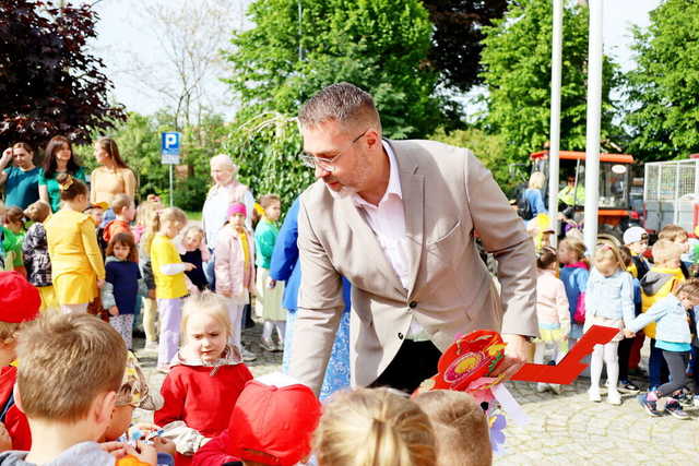 [FOTO] Żarowskie przedszkolaki świętowały z optymistycznym akcentem