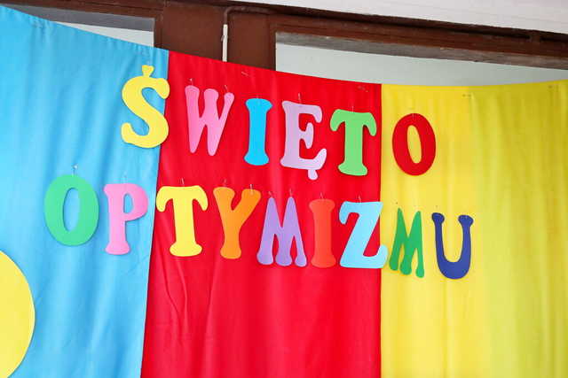[FOTO] Żarowskie przedszkolaki świętowały z optymistycznym akcentem