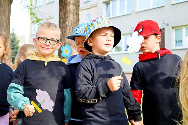 [FOTO] Żarowskie przedszkolaki świętowały z optymistycznym akcentem