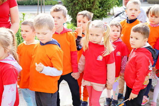 [FOTO] Żarowskie przedszkolaki świętowały z optymistycznym akcentem